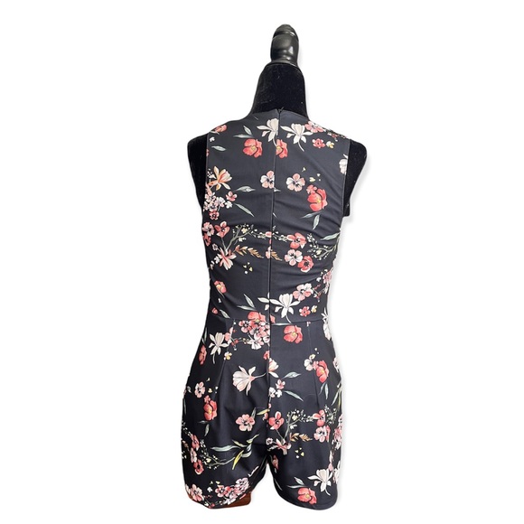 Kendall and Kylie brand, flowery romper. Never worn. In perfect condition. - Picture 2 of 3